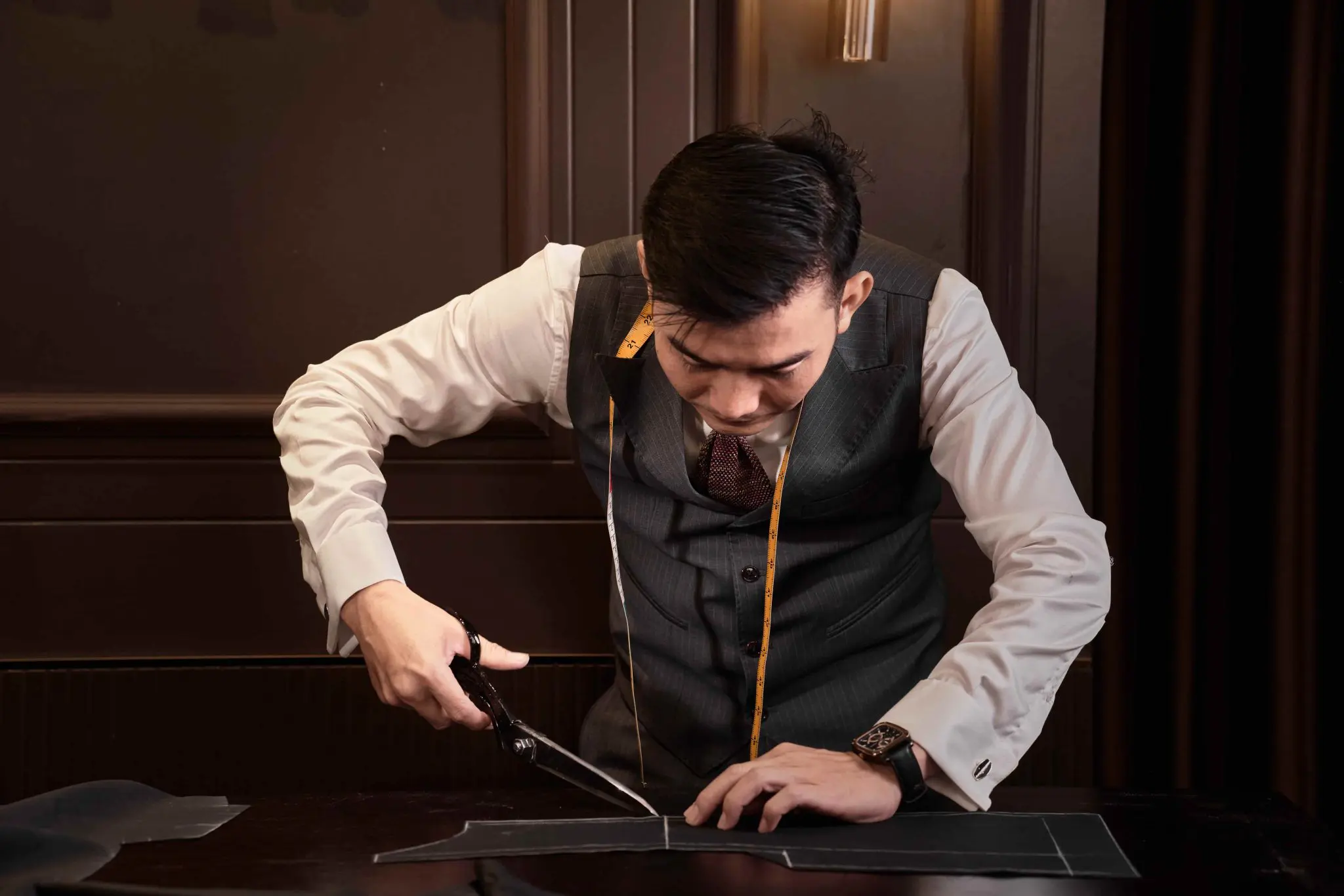 Chuyên gia cắt vải theo rập cho bộ sưu tập vest đồng phục B2B